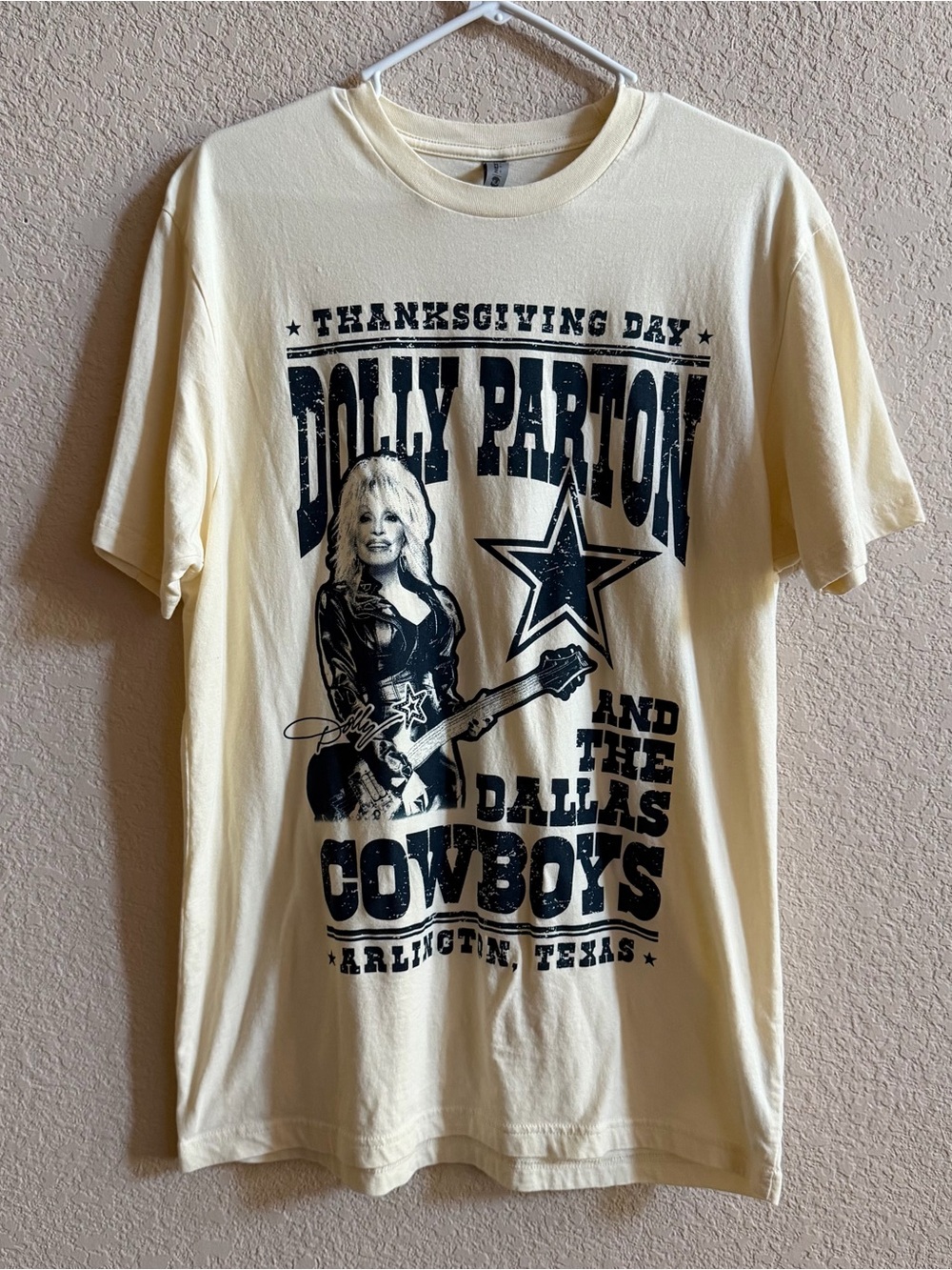 Dallas Cowboys Dolly Parton Thanksgiving Day NFL Football Shirt Size L Cream